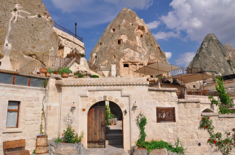 Best Cave Hotels in Cappadocia with Hot Air Balloon View